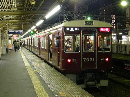 OLIMPUS SP-550UZ 阪急電鉄 十三駅構内 2008年10月25日